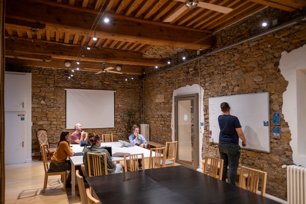 Une salle de réunion de notre coworking de La Cordée Lyon - Opéra bénéficiant d'un paperboard et d'un vidéoprojecteur.